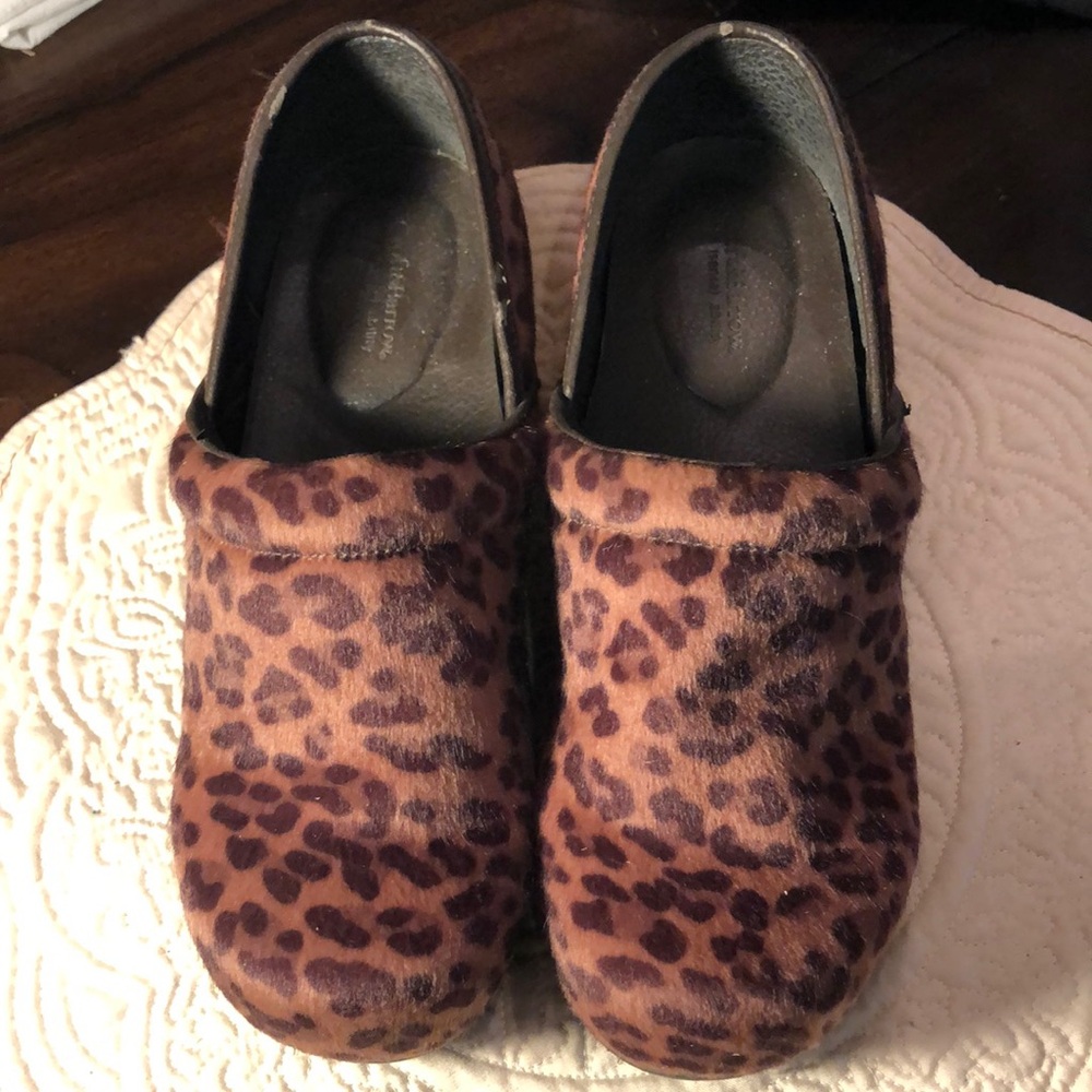 Croft & Barrow faux fur leopard print cushioned clogs